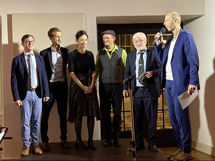 11. Rembold Kabarettfestival, Kulturverein Schloss Eulenbroich, v.l.n.r.: Tilmann Lucke, Justus Krux, Alice Köfer, Matthias Held, Dr. Jürgen Rembold, Tom Petersen, Foto: Lutz Matulla