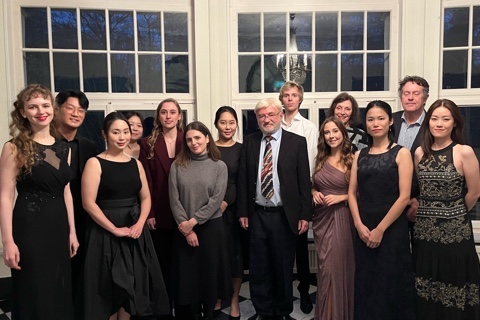 Die Teilnehmerinnen und Teilnehmer des Liedduo-Wettbewerbs mit Jürgen Rembold (Mitte) sowie Mechthild Georg und Martin Kirschbaum (hi. re.) [© Petra Stoll-Hennen]