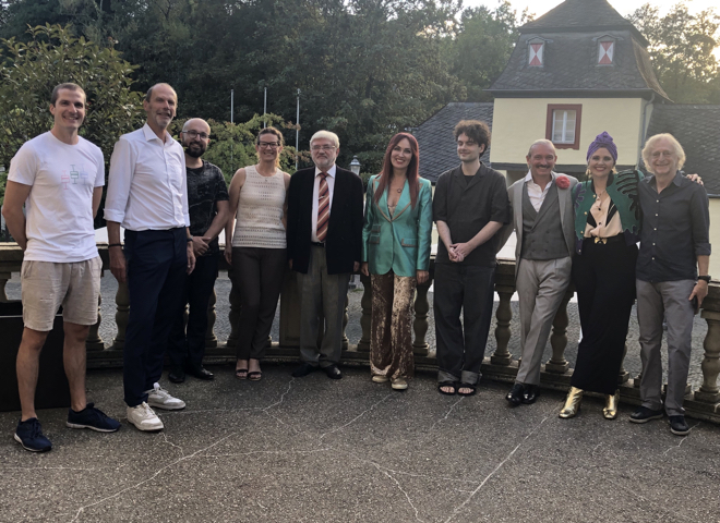 Die Teilnehmerinnen und Teilnehmer des Kabarettwettbewerbs mit Moderator Tom Petersen (2.v.li.), der Rösrather Bürgermeisterin Andrea Lamberti (4.v.li.), dem Sponsor des Events Dr. Jürgen Rembold (5.v.li.) und Pavel Utitz (re., Rembold-Stiftung) [© Heike Kuhnen]